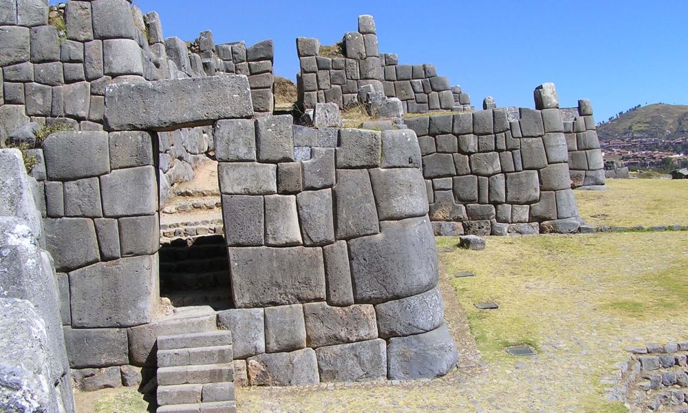 Sacsayhuaman_2005_-_panoramio-1.jpg