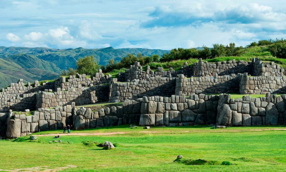 sacsayhuaman-es-una-de-min.jpg